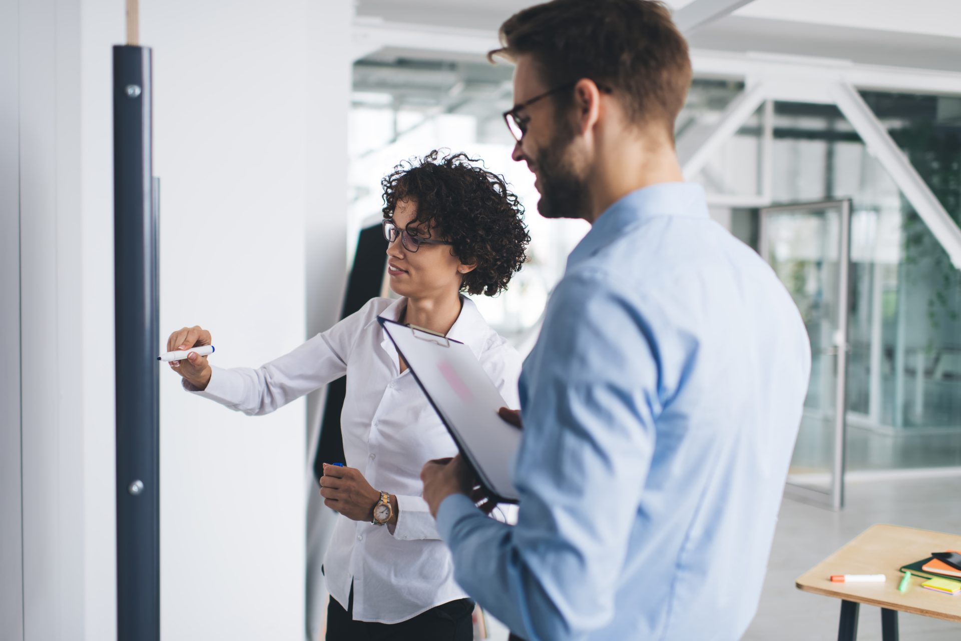 business-professionals-brainstorming-ideas-at-whit-2026-01-09-07-24-25-utc